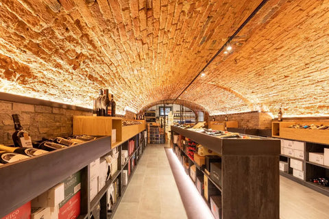 Caveu sotterranep con collezione di Vini